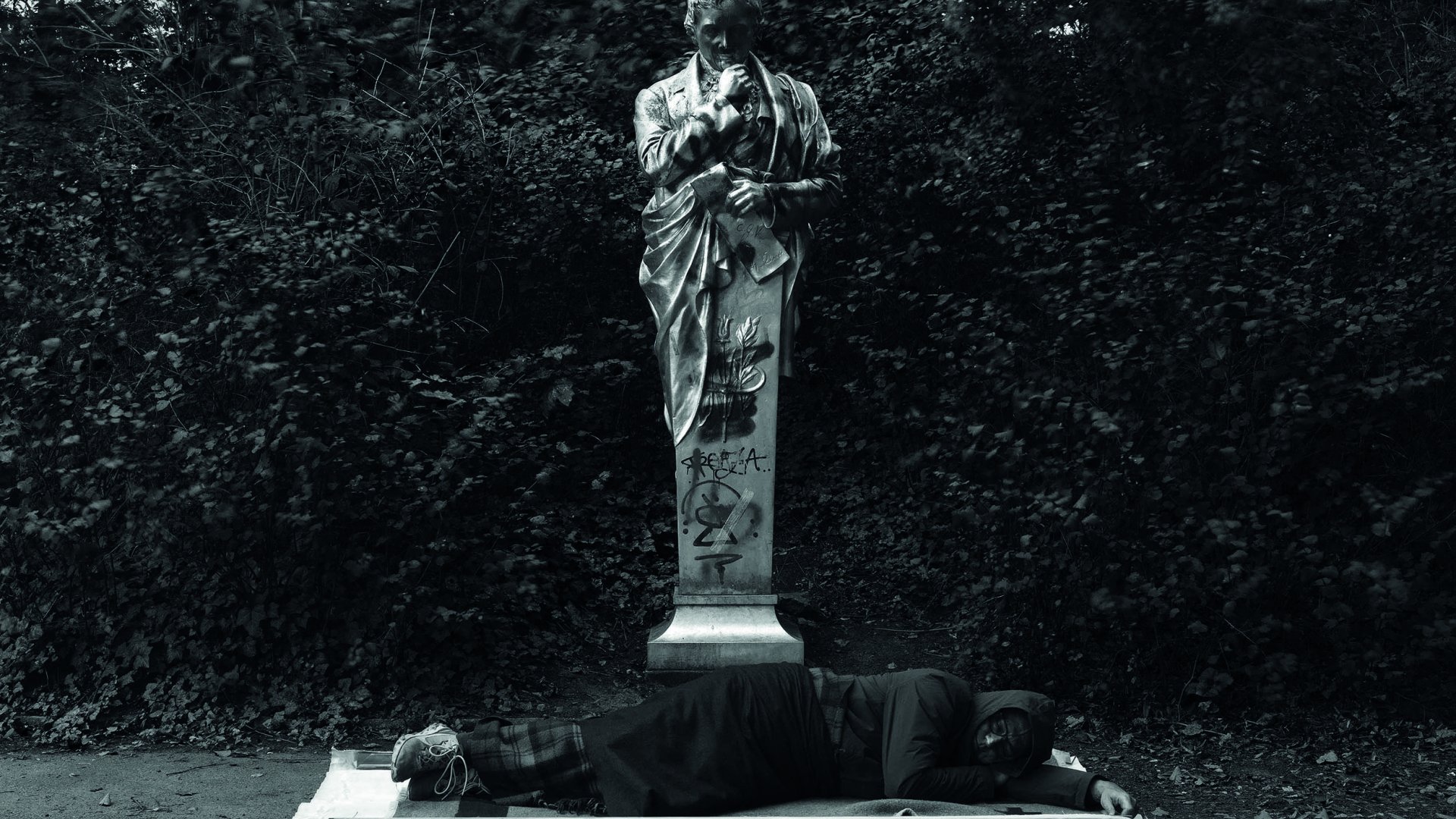 Das Bild zeigt den Künstler Simon Wachsmuth während einer Schlafperformance vor dem Heinrich von Kleist-Denkmal im Viktoria. | © CHROMA