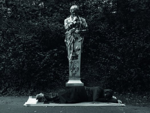 Simon Wachsmuth, Ich arbeite, Ich raube Tag und Nacht, 2021/22 | © CHROMA Das Bild zeigt den Künstler Simon Wachsmuth während einer Schlafperformance vor dem Heinrich von Kleist-Denkmal im Viktoria. | © CHROMA
