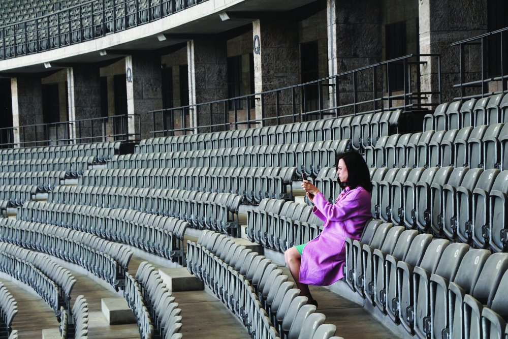 Sharon Paz, Dare to Dream, 2020, Video Installation, Interactive Video, HD, Various length | © Sharon Paz Das Bild zeigt eine Schauspielerin als Leni Riefenstahl im Olympiastadion in dem interaktiven Video DARE TO DREAM von Sharon Paz. | © Sharon Paz