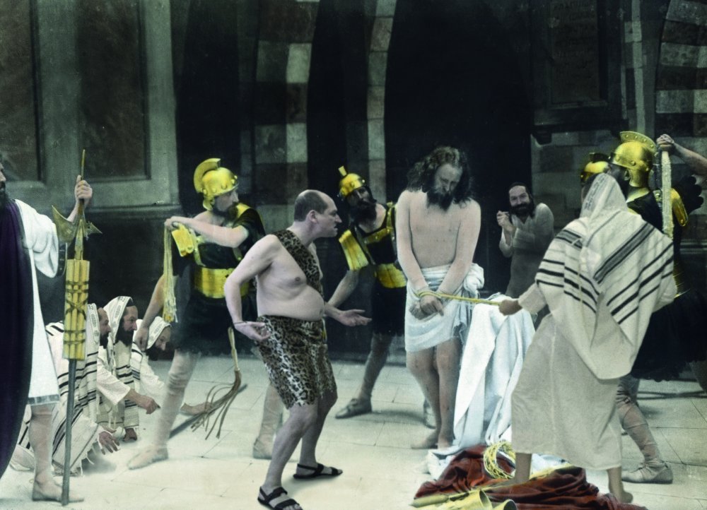 Joachim Seinfeld, Wenn Deutsche lustig sind – Dokufiktion, Oberammergau 1929: Passionsspiele; 2016 | © Joachim Seinfeld Das Bild zeigt eine Szene der Passionsspiele in Oberammergau als Dokufiktion mit Joachim Seinfeld als zusätzlichen Protagonisten. | © Joachim Seinfeld