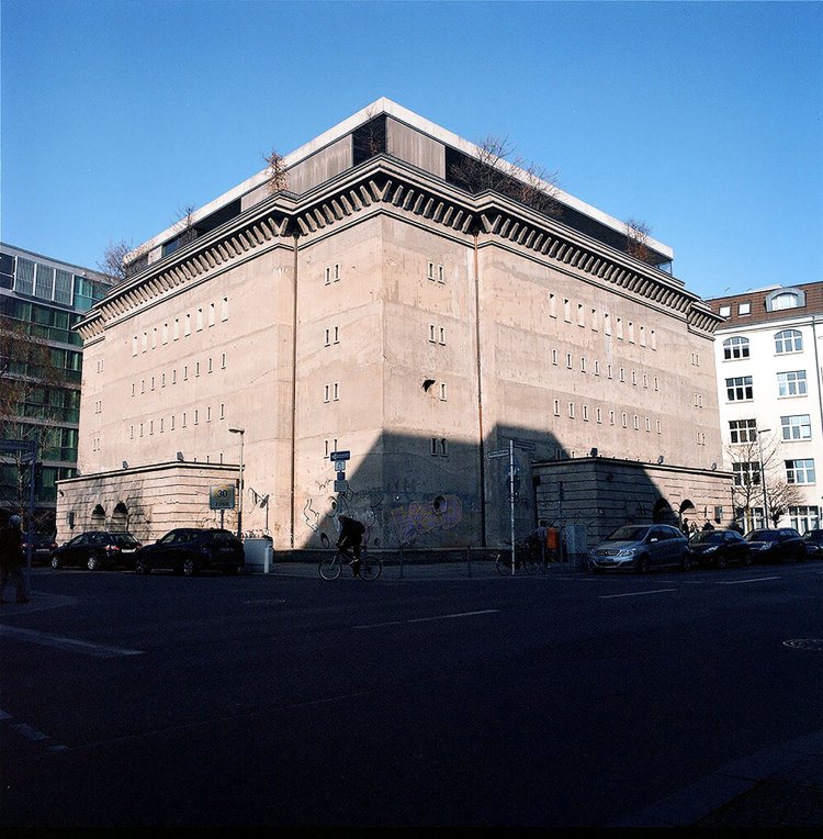 Hadas Tapouchi, Memory Practice: Berlin Transforming, The Collection, since 2013, 70 x 70 cm, C-Print on Aludibond | © Hadas Tapouchi Das Bild zeigt den Bunker in Berlin Mitte. | © Hadas Tapouchi