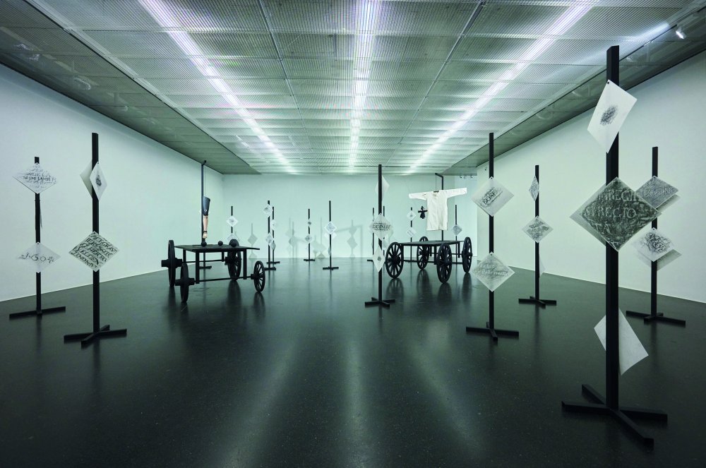 Simon Wachsmuth, Stelen, 2025, Papier, Graphit, Stahl | © Reinhard Haider, Lentos Linz Das Bild zeigt eine Installation mit Metallstelen und Grabfrottagen von Simon Wachsmuth in Linz. | © Reinhard Haider, Lentos Linz
