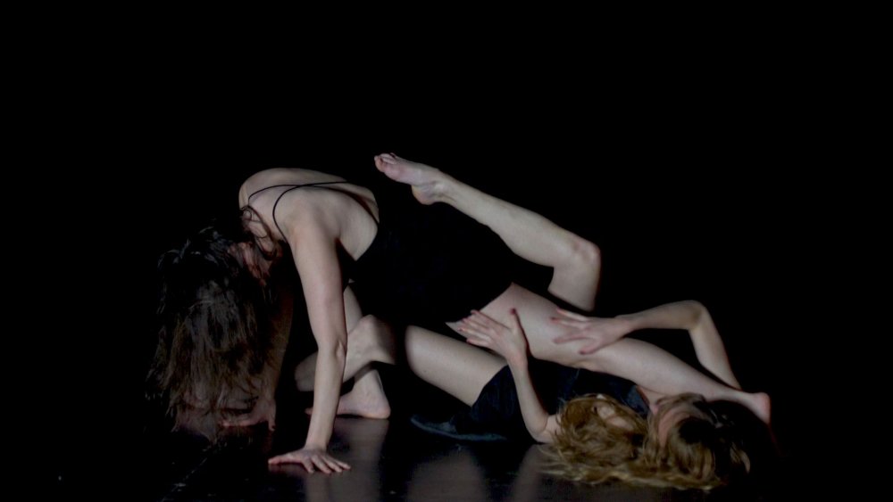 BANG! von Glossy Pain und Ensemble | © Sebastian Pircher Riah Knight und Claude Breton-Potvin übereinander | © Sebastian Pircher