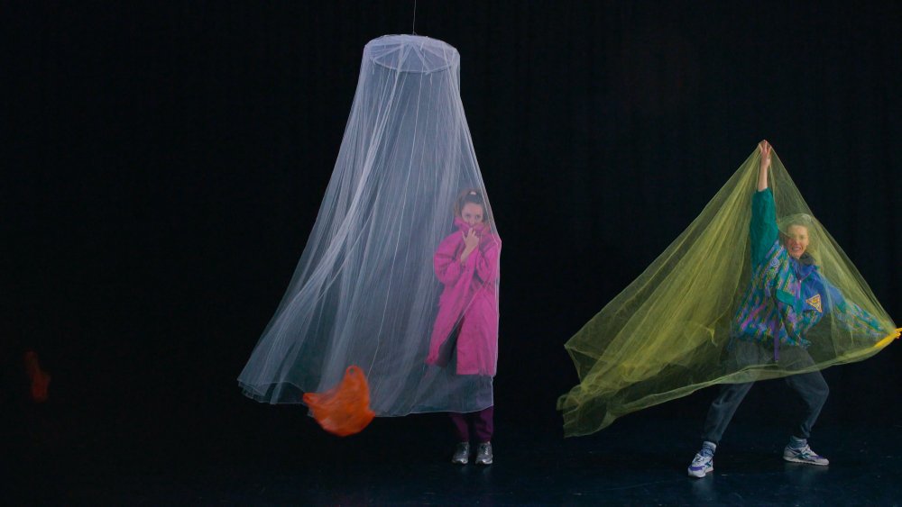 BANG! von Glossy Pain und Ensemble | © Sebastian Pircher Claude Breton Potvin kämpft gegen den Wind, eingehüllt in einen gelben Stoff. | © Sebastian Pircher