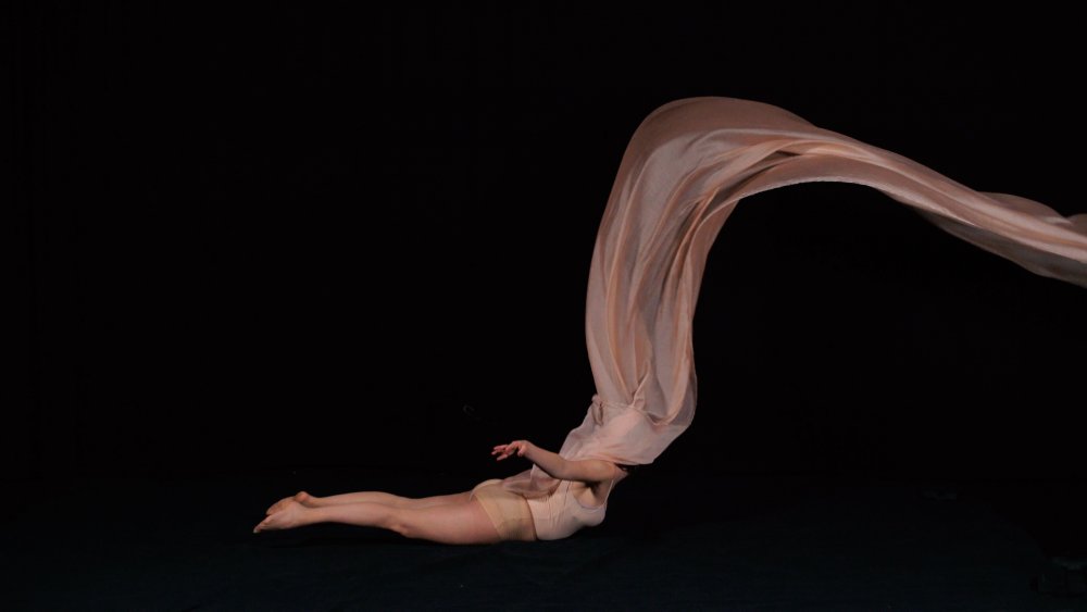 BANG! von Glossy Pain und Ensemble | © Sebastian Pircher Claude Breton-Potvin im rosa Stoff. | © Sebastian Pircher
