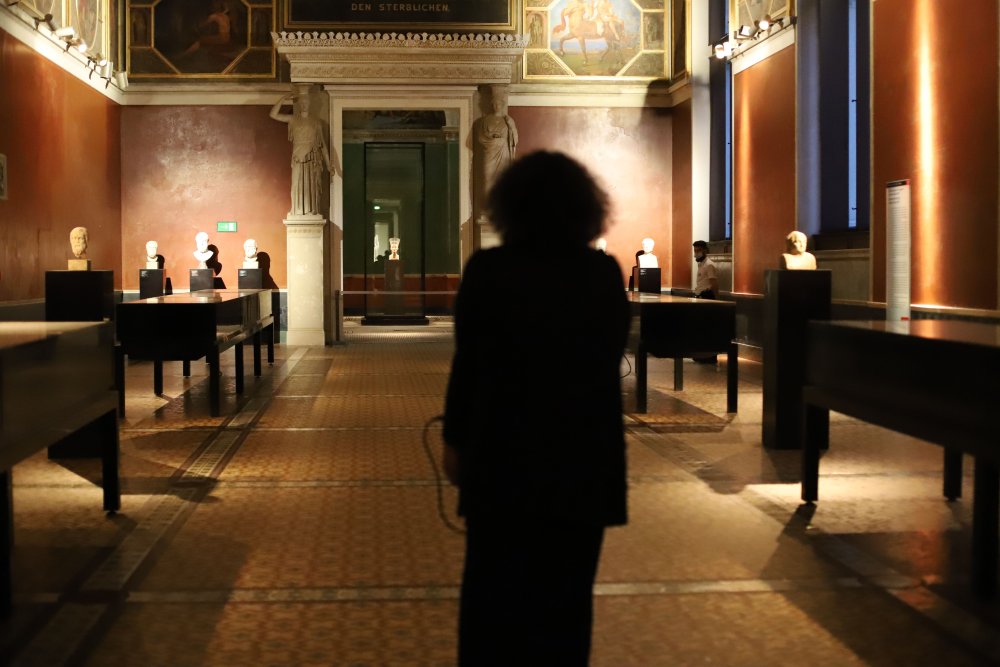 BLACK LAND Performance im Neuen Museum, Juli 2022. | © Lutz Knospe Yara Mekawei während der Performance anlässlich von "BLACK LAND" im Neuen Museum, Juli 2022. | © Lutz Knospe