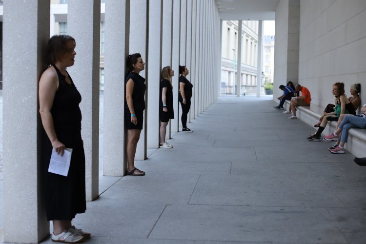 BLACK LAND Performance vor der James-Simon-Galerie, Juli 2022. | © Lutz Knospe Zorka Wollny und Performerinnen anlässlich von "BLACK LAND" vor der James-Simon-Galerie, Juli 2022. | © Lutz Knospe