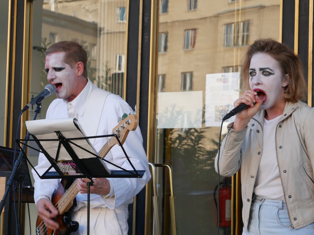 Das Photo zeigt zwei Punkmusikerinnen von &quot;Brofaromin OST&quot;. | © Konrad Schaller