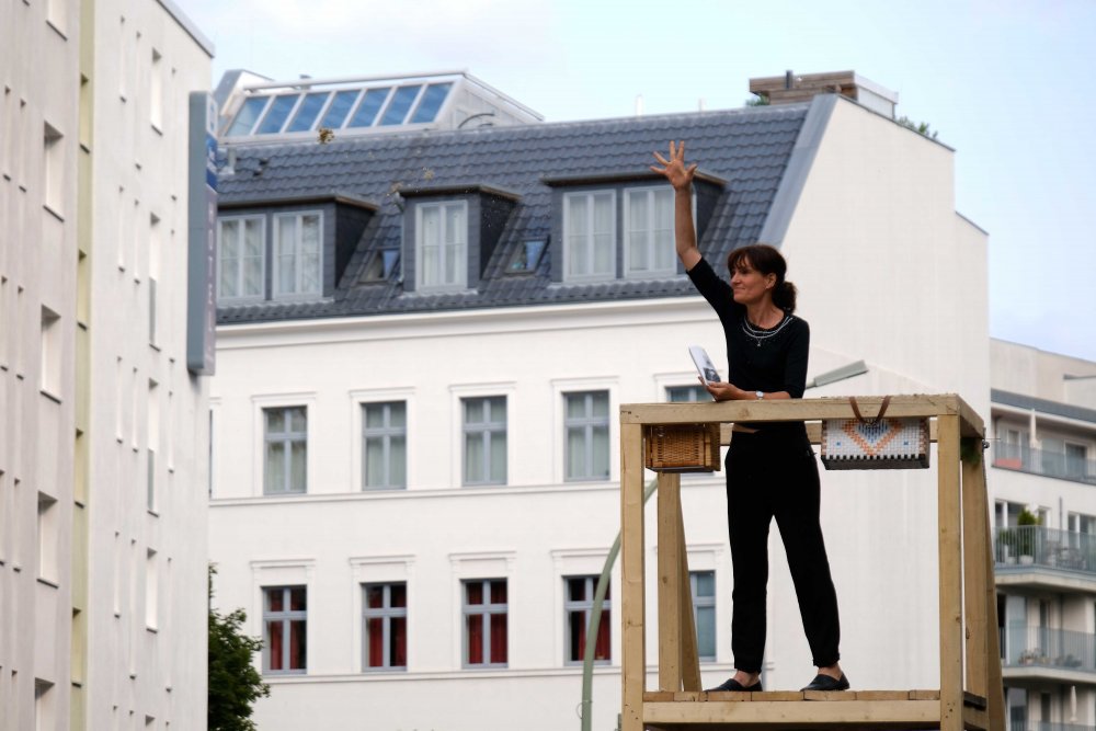 Folke Köbberling: Turn it back! | © KUNSTrePUBLIK (Zsolt Vasarhelyi) Folke Köbberling wirft Samen | © KUNSTrePUBLIK (Zsolt Vasarhelyi)