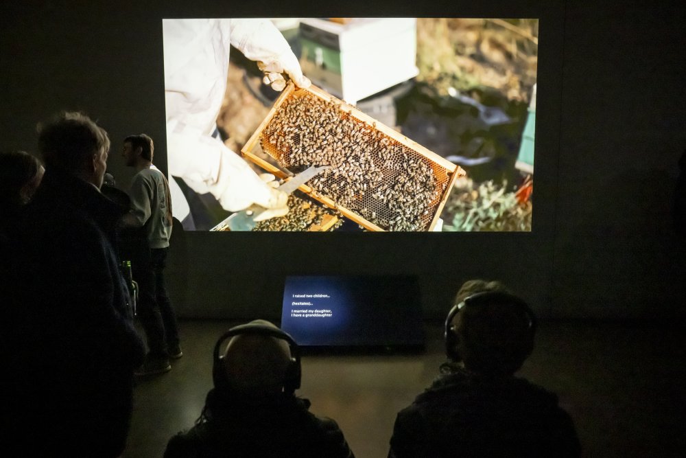 I had white cotton in my yard, I fed it, I watered it A polyphony on femaleness and border geographies von Endi Tupja & Klodiana Millona | © Bernd Brundert I had white cotton in my yard, I fed it, I watered it A polyphony on femaleness and border geographies von Endi Tupja & Klodiana Millona | © Bernd Brundert