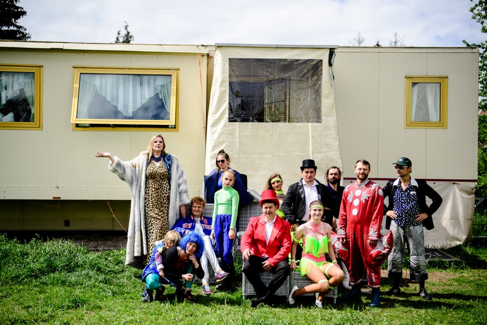 Circus Magic, glanz&krawall und KGI vor einem Wohnwagen der Circus-Familie Endres | © Foto: Peter van Heesen Gruppenfoto vor dem großen Wohnwagen der Circus-Familie | © Foto: Peter van Heesen