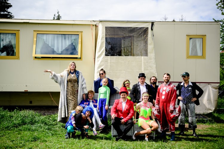 Circus Magic, glanz&krawall und KGI vor einem Wohnwagen der Circus-Familie Endres | © Foto: Peter van Heesen Gruppenfoto vor dem großen Wohnwagen der Circus-Familie | © Foto: Peter van Heesen
