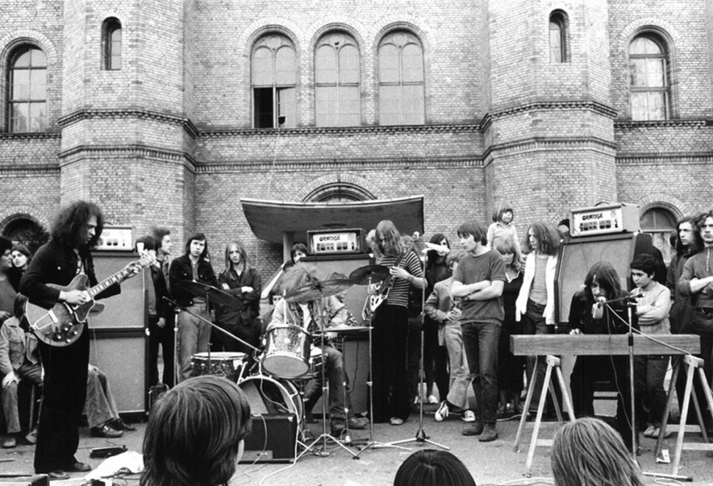 Ton Steine Scherben Konzert vor dem Bethanien, Mariannanplatz, Kreuzberg 1972 | © Foto: Jutta Matthess, Quelle: Browse Gallery Historisches Schwarz-Weiß-Foto, die Band Ton Steine Scherben spielt vor dem ehemaligen Bethanien -Krankenhaus in Berlin Kreuzberg | © Foto: Jutta Matthess, Quelle: Browse Gallery