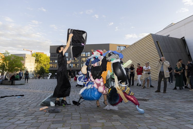 High Heels. Performance by Justyna Koeke. Performerin Rebekka E. Böhme | © Victoria Tomaschko High Heels. Performance by Justyna Koeke. Performerin Rebekka E. Böhme | © Victoria Tomaschko