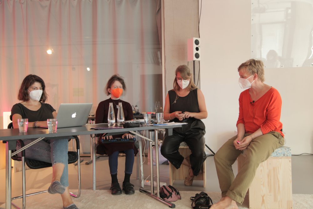 Behutsame Berührung - Julia Bonn, Katrin Dinges, Inga Zimprich im Gespräch | © Valeria Schwarz Behutsame Berührung - Julia Bonn, Katrin Dinges, Inga Zimprich im Gespräch | © Valeria Schwarz