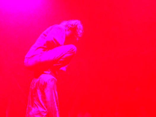 Zeit für Zirkus Berlin 2023 | © Sisus Circus _Memories of mudd _(c) Camila Berrio Eine Person befindet sich hockend auf den Schultern einer anderen stehenden Person. Das Bild hat einen neonrosa Filter. | © Sisus Circus _Memories of mudd _(c) Camila Berrio